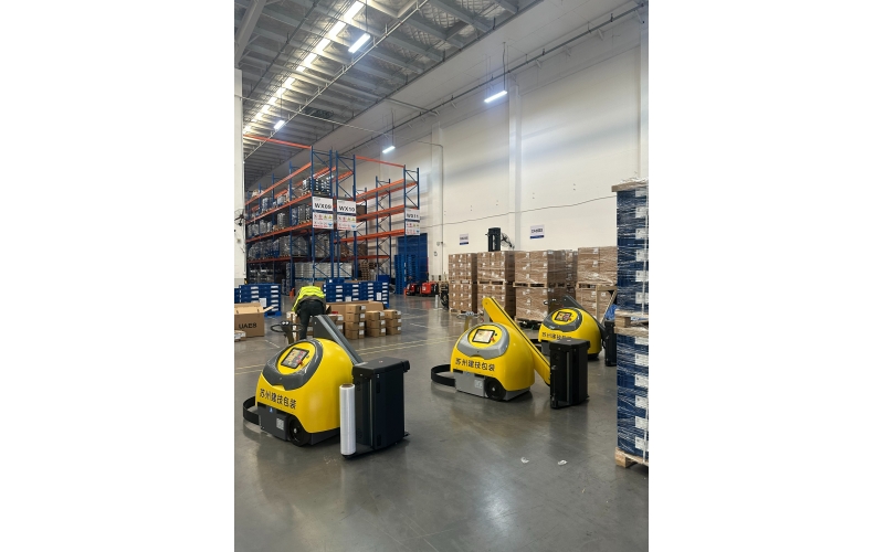 小黃人纏繞機在物流倉庫應(yīng)用