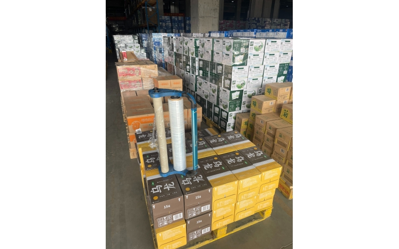 手動纏繞機在水飲行業(yè)應用